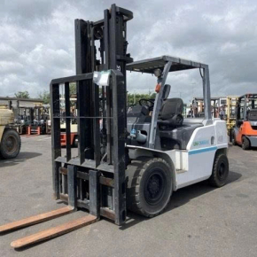 xe nâng dầu unicarries 4,5 tấn