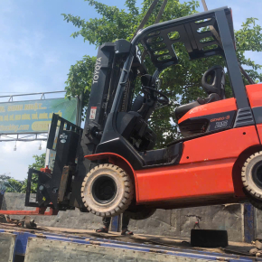 Xe nâng điện Toyota 2,5 tấn gật gù