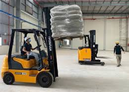 DỊCH VỤ THUÊ XE NÂNG KÈM NGƯỜI LÁI CHUYÊN NGHIỆP